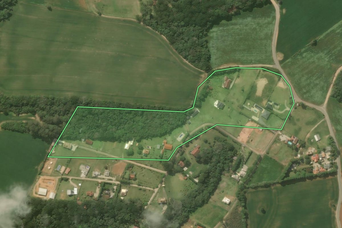 Imagem de satélite do imóvel rural em Araucária (PR), com o contorno declarado no CAR desenhado por cima.