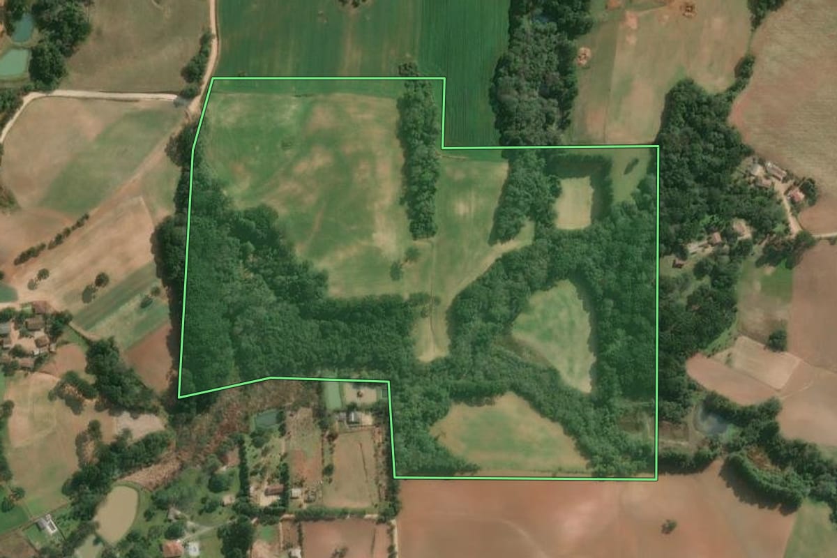 Imagem de satélite do imóvel rural em Araucária (PR), com o contorno declarado no CAR desenhado por cima.
