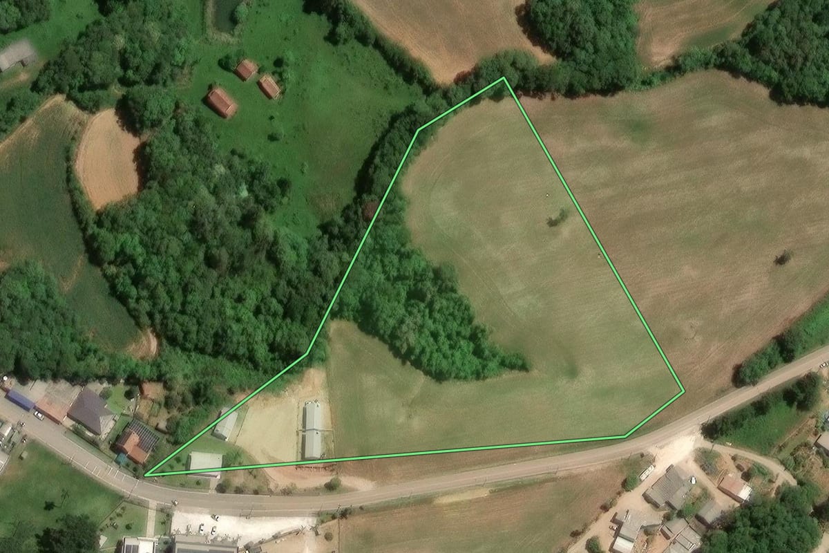 Imagem de satélite do imóvel rural em Araucária (PR), com o contorno declarado no CAR desenhado por cima.