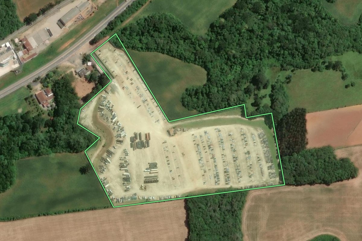 Imagem de satélite do imóvel rural em Araucária (PR), com o contorno declarado no CAR desenhado por cima.