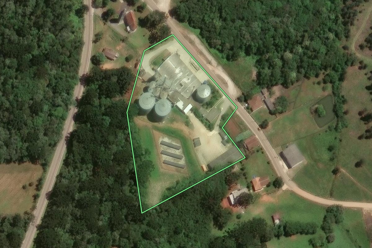 Imagem de satélite do imóvel rural em Araucária (PR), com o contorno declarado no CAR desenhado por cima.