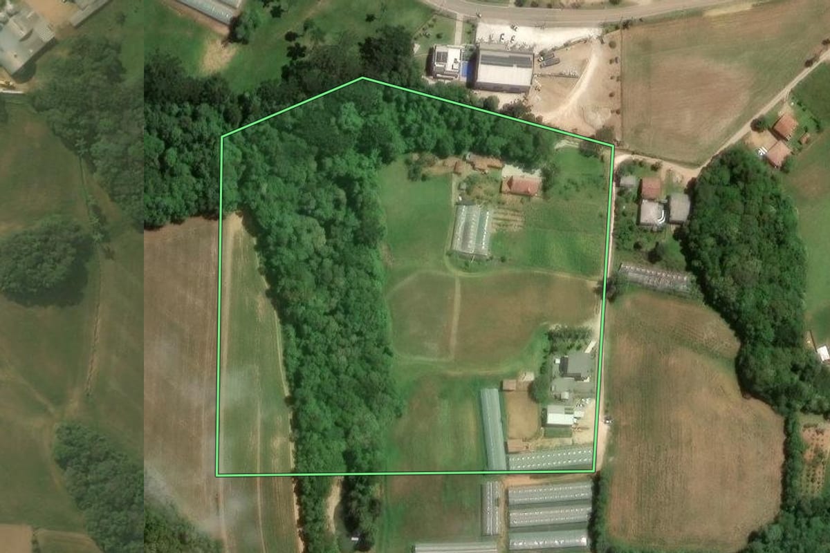 Imagem de satélite do imóvel rural em Araucária (PR), com o contorno declarado no CAR desenhado por cima.