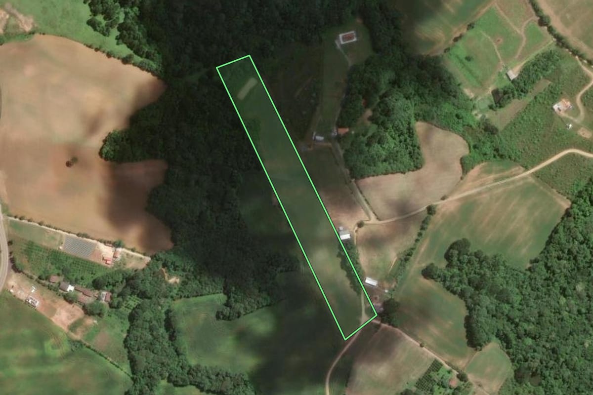 Imagem de satélite do imóvel rural em Araucária (PR), com o contorno declarado no CAR desenhado por cima.