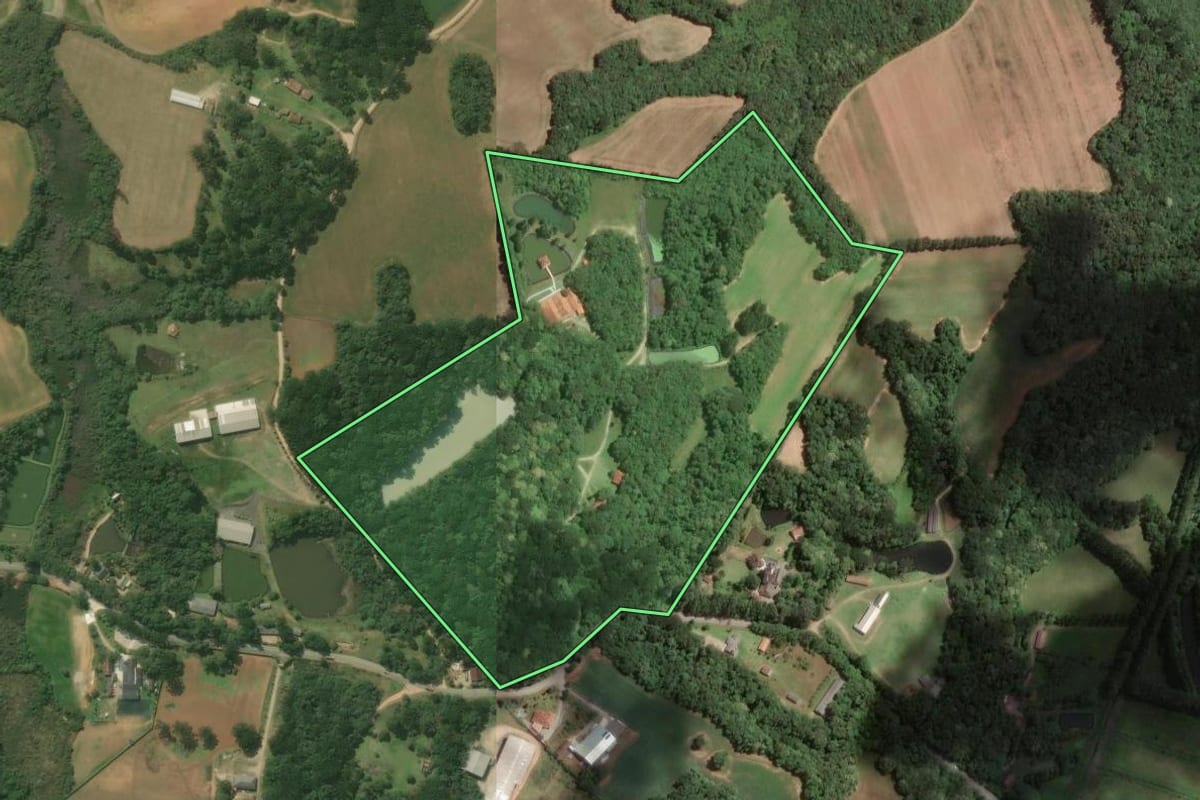 Imagem de satélite do imóvel rural em Araucária (PR), com o contorno declarado no CAR desenhado por cima.