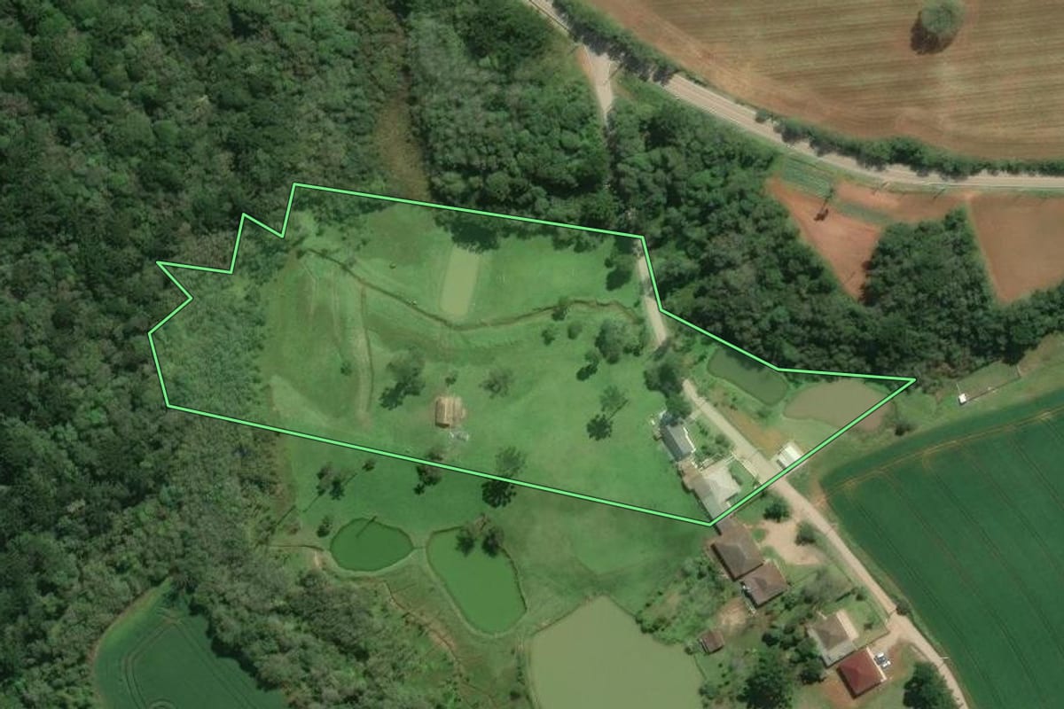 Imagem de satélite do imóvel rural em Araucária (PR), com o contorno declarado no CAR desenhado por cima.
