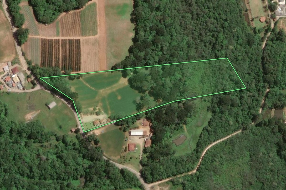 Imagem de satélite do imóvel rural em Araucária (PR), com o contorno declarado no CAR desenhado por cima.