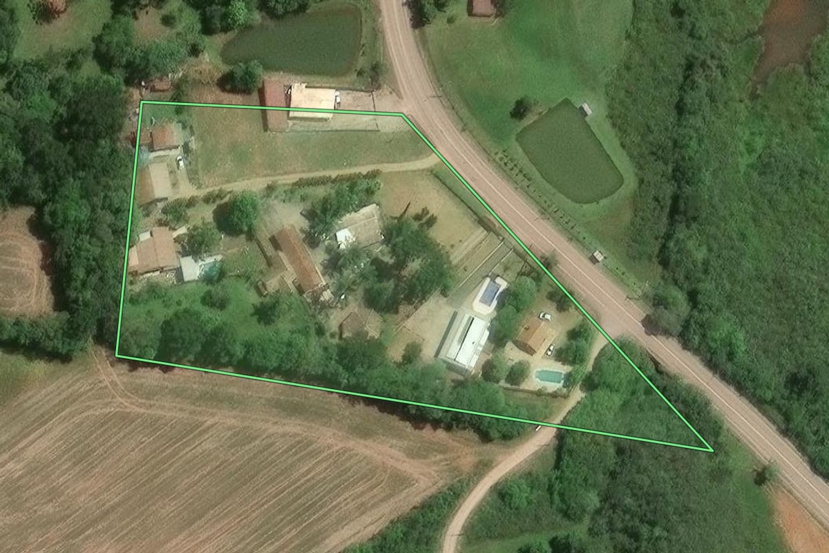 Imagem de satélite do imóvel rural em Araucária (PR), com o contorno declarado no CAR desenhado por cima.