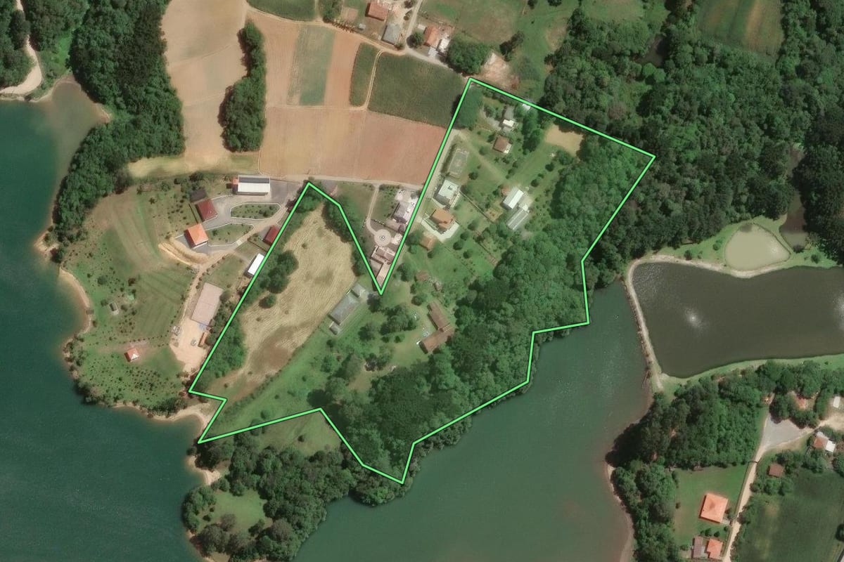 Imagem de satélite do imóvel rural em Araucária (PR), com o contorno declarado no CAR desenhado por cima.