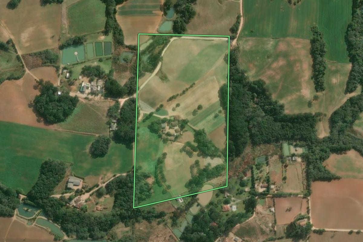 Imagem de satélite do imóvel rural em Araucária (PR), com o contorno declarado no CAR desenhado por cima.