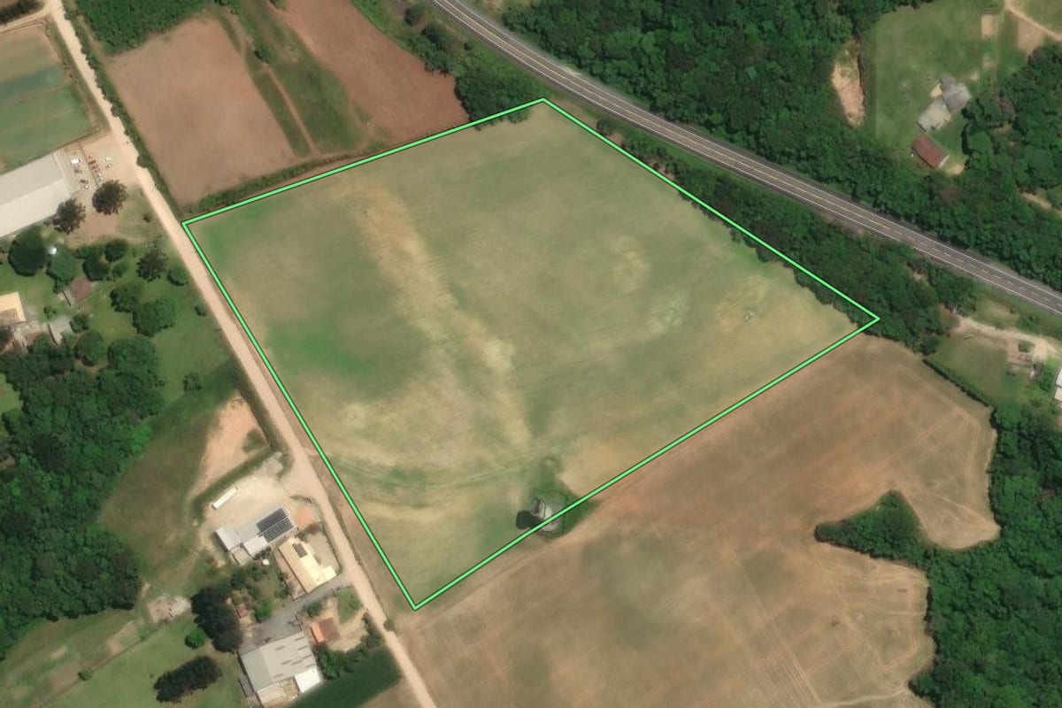 Imagem de satélite do imóvel rural em Araucária (PR), com o contorno declarado no CAR desenhado por cima.