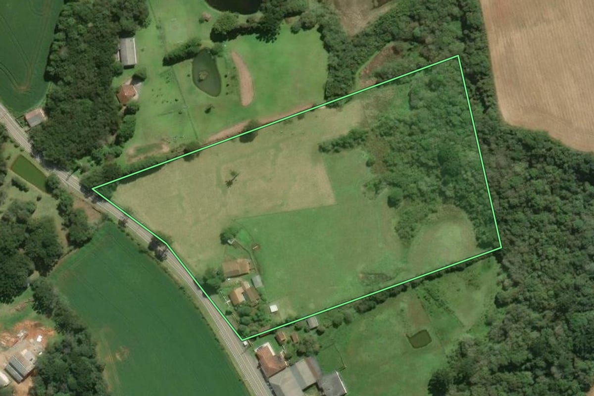 Imagem de satélite do imóvel rural em Araucária (PR), com o contorno declarado no CAR desenhado por cima.