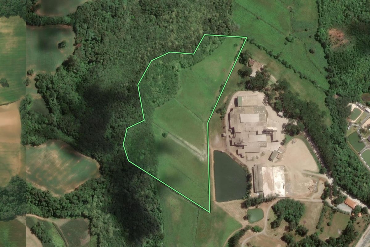 Imagem de satélite do imóvel rural em Araucária (PR), com o contorno declarado no CAR desenhado por cima.