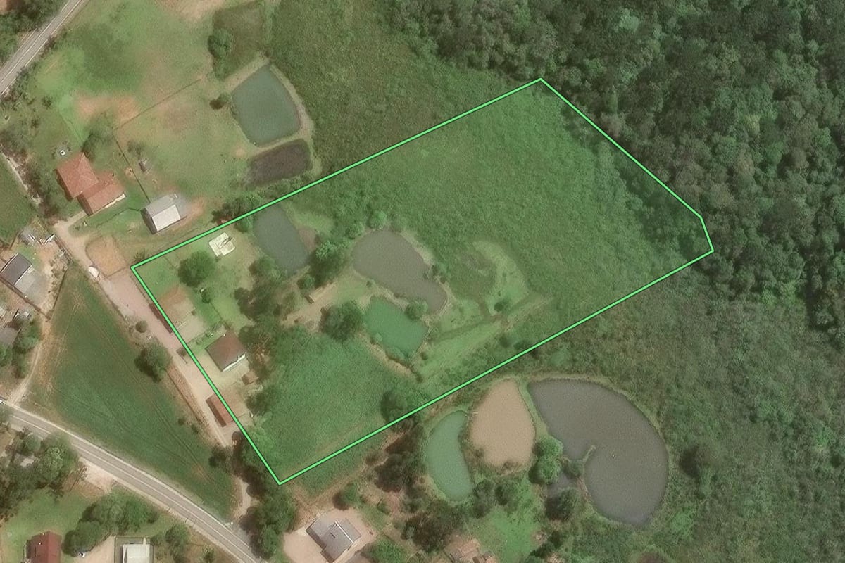 Imagem de satélite do imóvel rural em Araucária (PR), com o contorno declarado no CAR desenhado por cima.