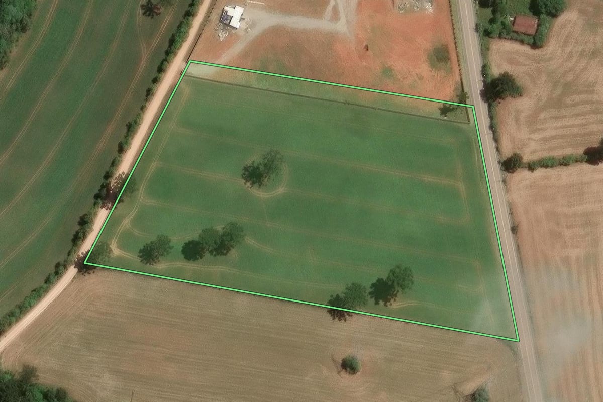 Imagem de satélite do imóvel rural em Araucária (PR), com o contorno declarado no CAR desenhado por cima.
