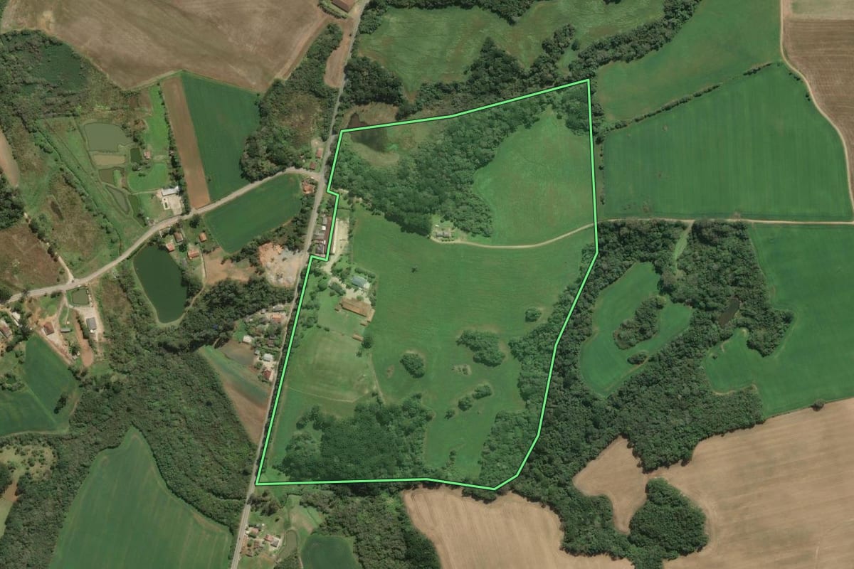 Imagem de satélite do imóvel rural em Araucária (PR), com o contorno declarado no CAR desenhado por cima.