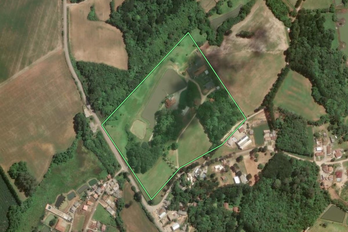 Imagem de satélite do imóvel rural em Araucária (PR), com o contorno declarado no CAR desenhado por cima.