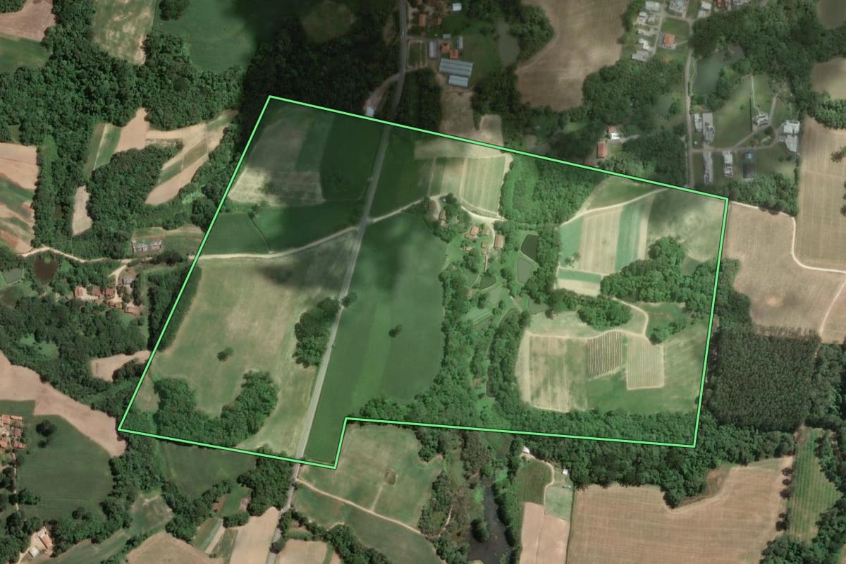Imagem de satélite do imóvel rural em Araucária (PR), com o contorno declarado no CAR desenhado por cima.