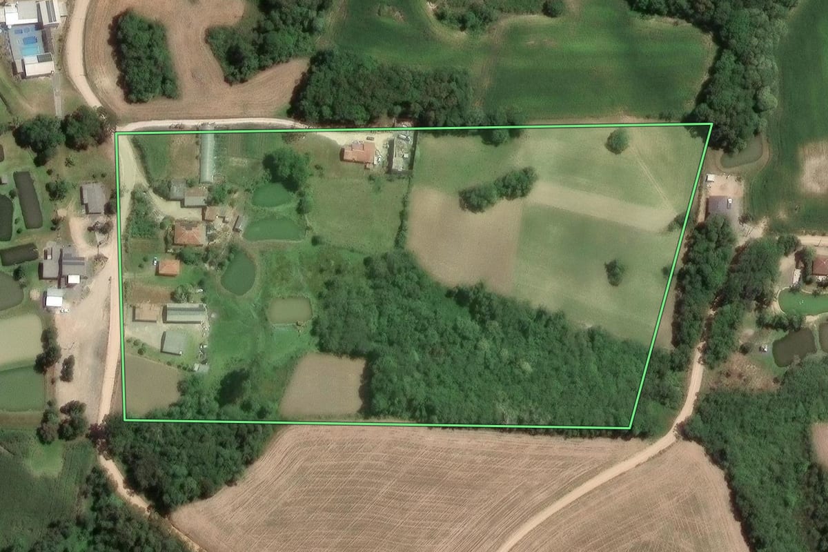 Imagem de satélite do imóvel rural em Araucária (PR), com o contorno declarado no CAR desenhado por cima.