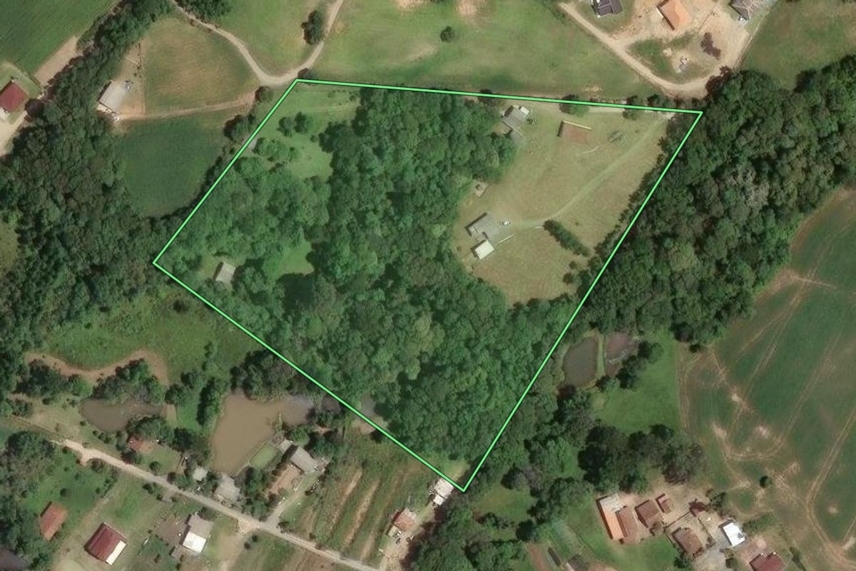 Imagem de satélite do imóvel rural em Araucária (PR), com o contorno declarado no CAR desenhado por cima.