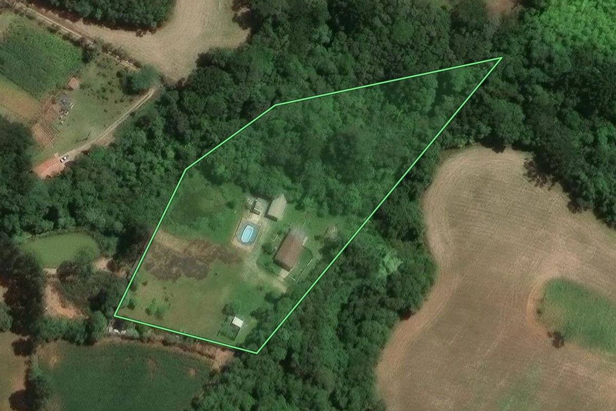 Imagem de satélite do imóvel rural em Araucária (PR), com o contorno declarado no CAR desenhado por cima.