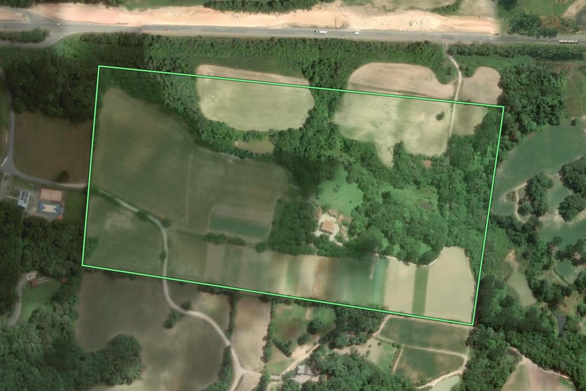 Imagem de satélite do imóvel rural em Araucária (PR), com o contorno declarado no CAR desenhado por cima.