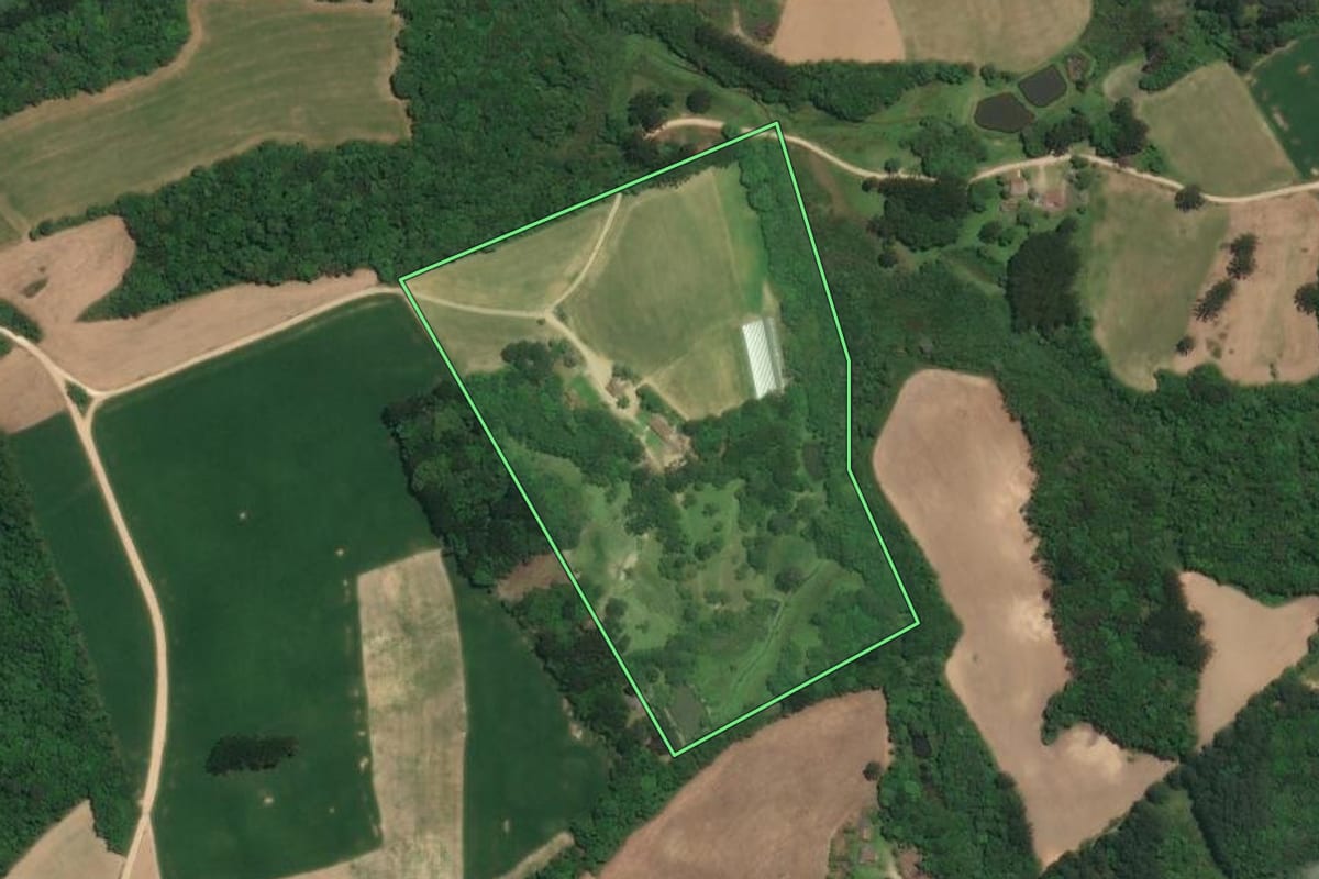 Imagem de satélite do imóvel rural em Araucária (PR), com o contorno declarado no CAR desenhado por cima.
