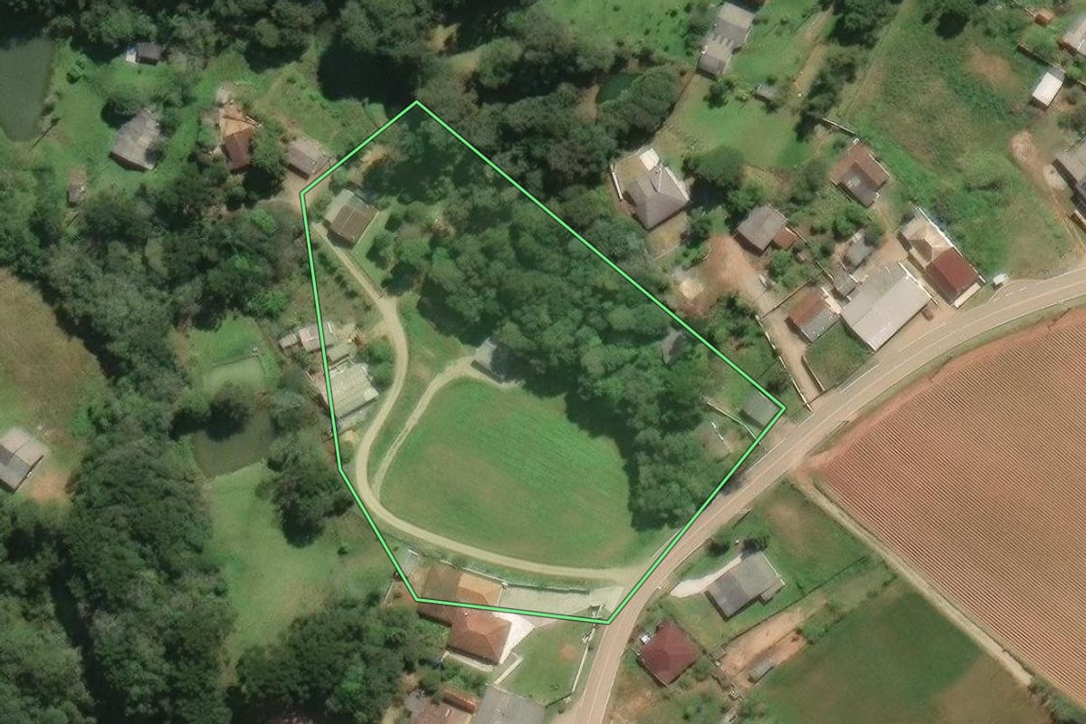 Imagem de satélite do imóvel rural em Araucária (PR), com o contorno declarado no CAR desenhado por cima.