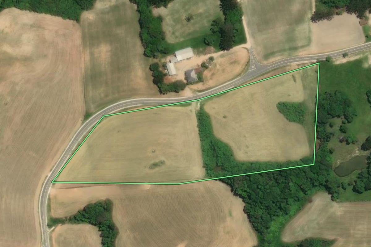 Imagem de satélite do imóvel rural em Araucária (PR), com o contorno declarado no CAR desenhado por cima.