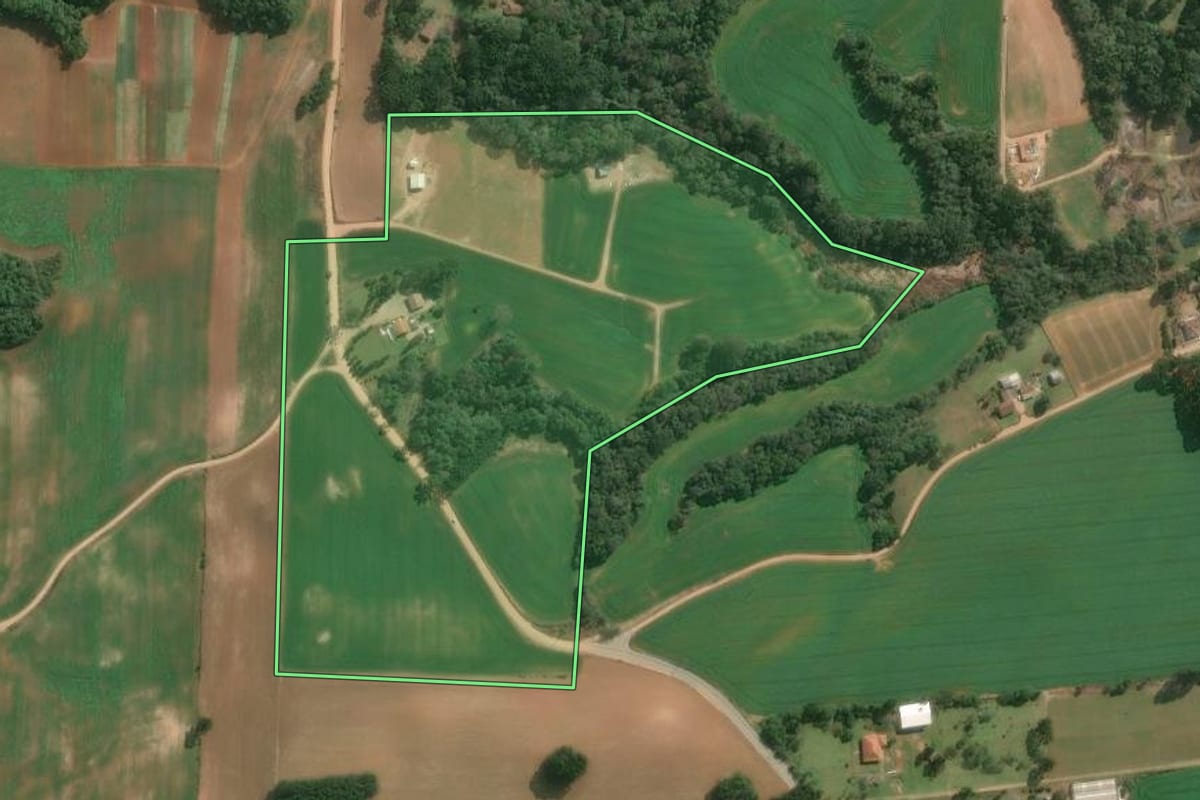 Imagem de satélite do imóvel rural em Araucária (PR), com o contorno declarado no CAR desenhado por cima.