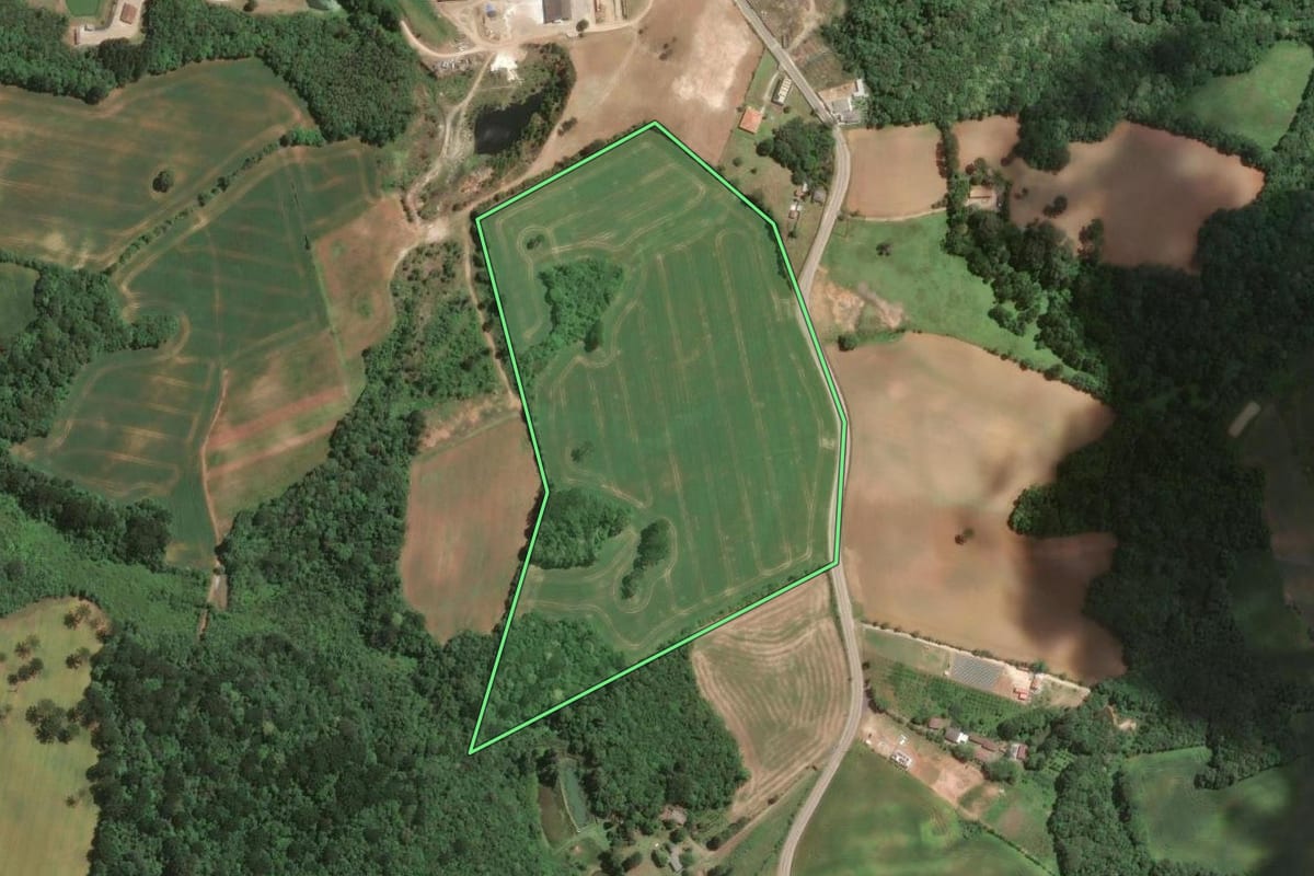 Imagem de satélite do imóvel rural em Araucária (PR), com o contorno declarado no CAR desenhado por cima.