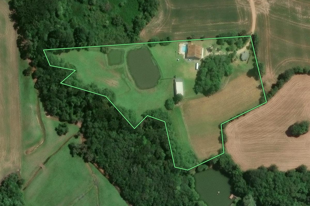 Imagem de satélite do imóvel rural em Araucária (PR), com o contorno declarado no CAR desenhado por cima.