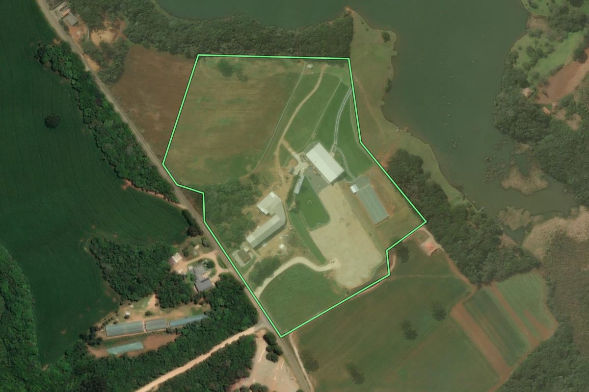 Imagem de satélite do imóvel rural em Araucária (PR), com o contorno declarado no CAR desenhado por cima.