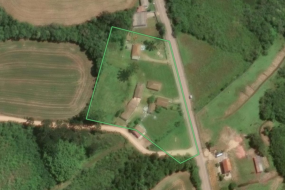 Imagem de satélite do imóvel rural em Araucária (PR), com o contorno declarado no CAR desenhado por cima.