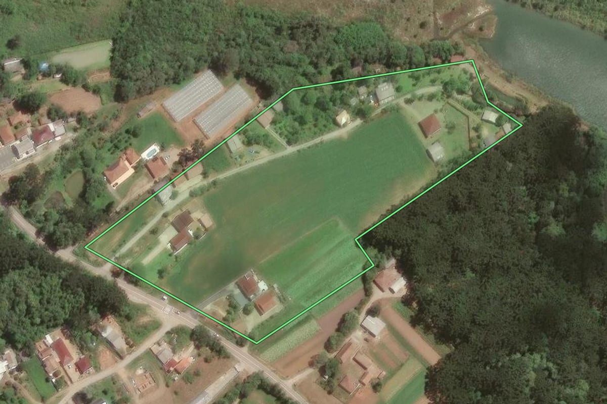 Imagem de satélite do imóvel rural em Araucária (PR), com o contorno declarado no CAR desenhado por cima.