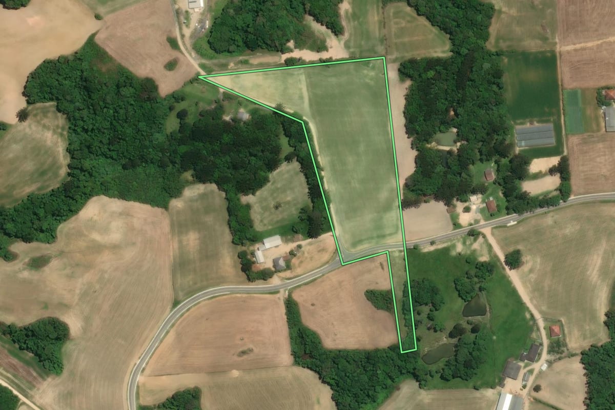 Imagem de satélite do imóvel rural em Araucária (PR), com o contorno declarado no CAR desenhado por cima.