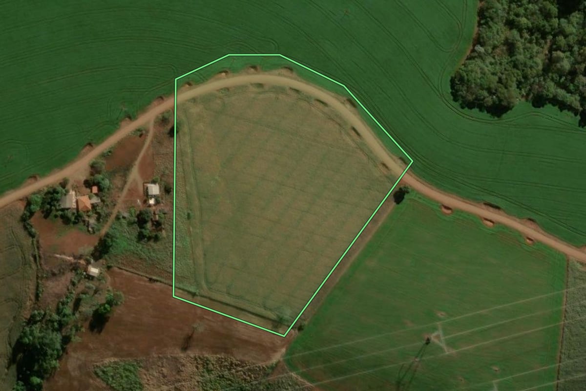 Imagem de satélite do imóvel rural em Ariranha do Ivaí (PR), com o contorno declarado no CAR desenhado por cima.