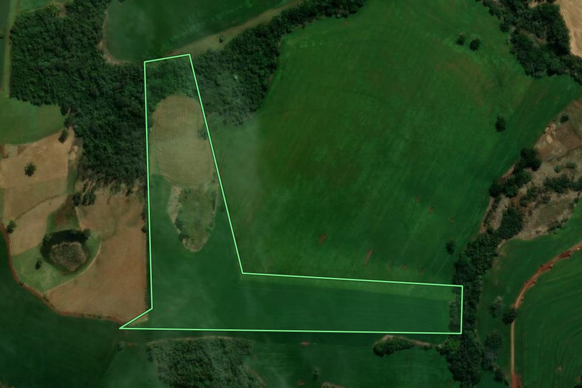 Imagem de satélite do imóvel rural em Ariranha do Ivaí (PR), com o contorno declarado no CAR desenhado por cima.