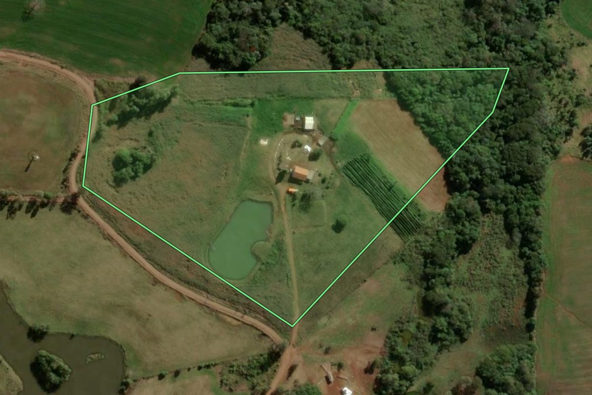 Imagem de satélite do imóvel rural em Ariranha do Ivaí (PR), com o contorno declarado no CAR desenhado por cima.