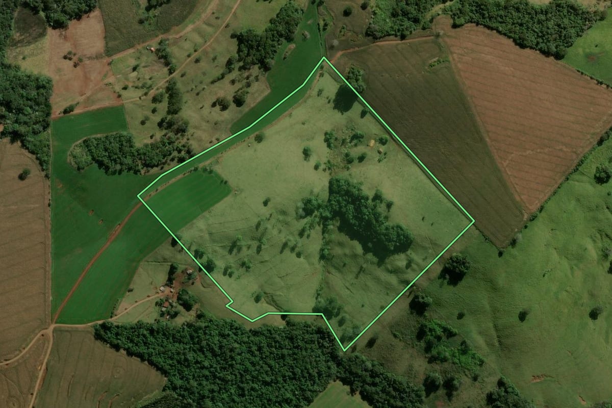 Imagem de satélite do imóvel rural em Ariranha do Ivaí (PR), com o contorno declarado no CAR desenhado por cima.