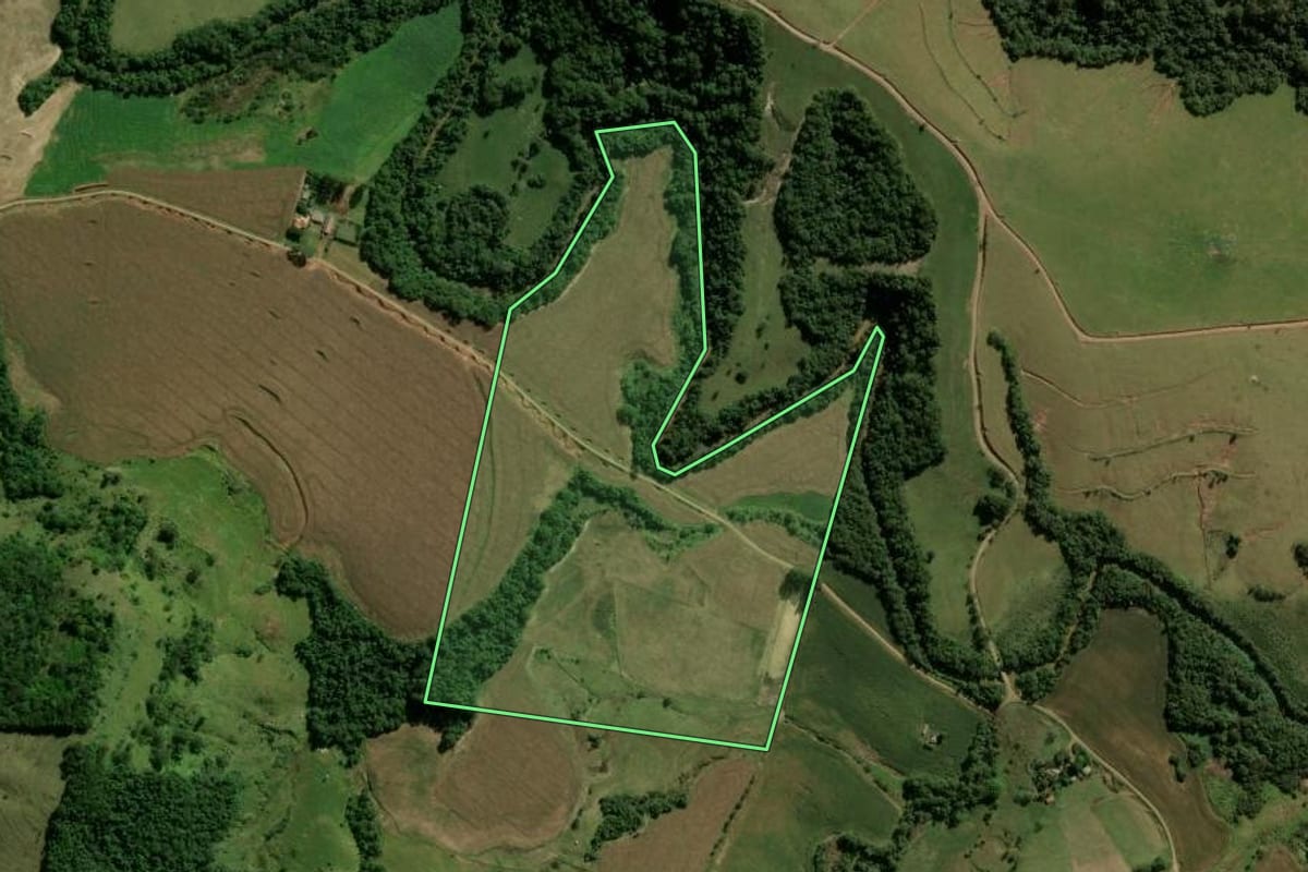 Imagem de satélite do imóvel rural em Ariranha do Ivaí (PR), com o contorno declarado no CAR desenhado por cima.