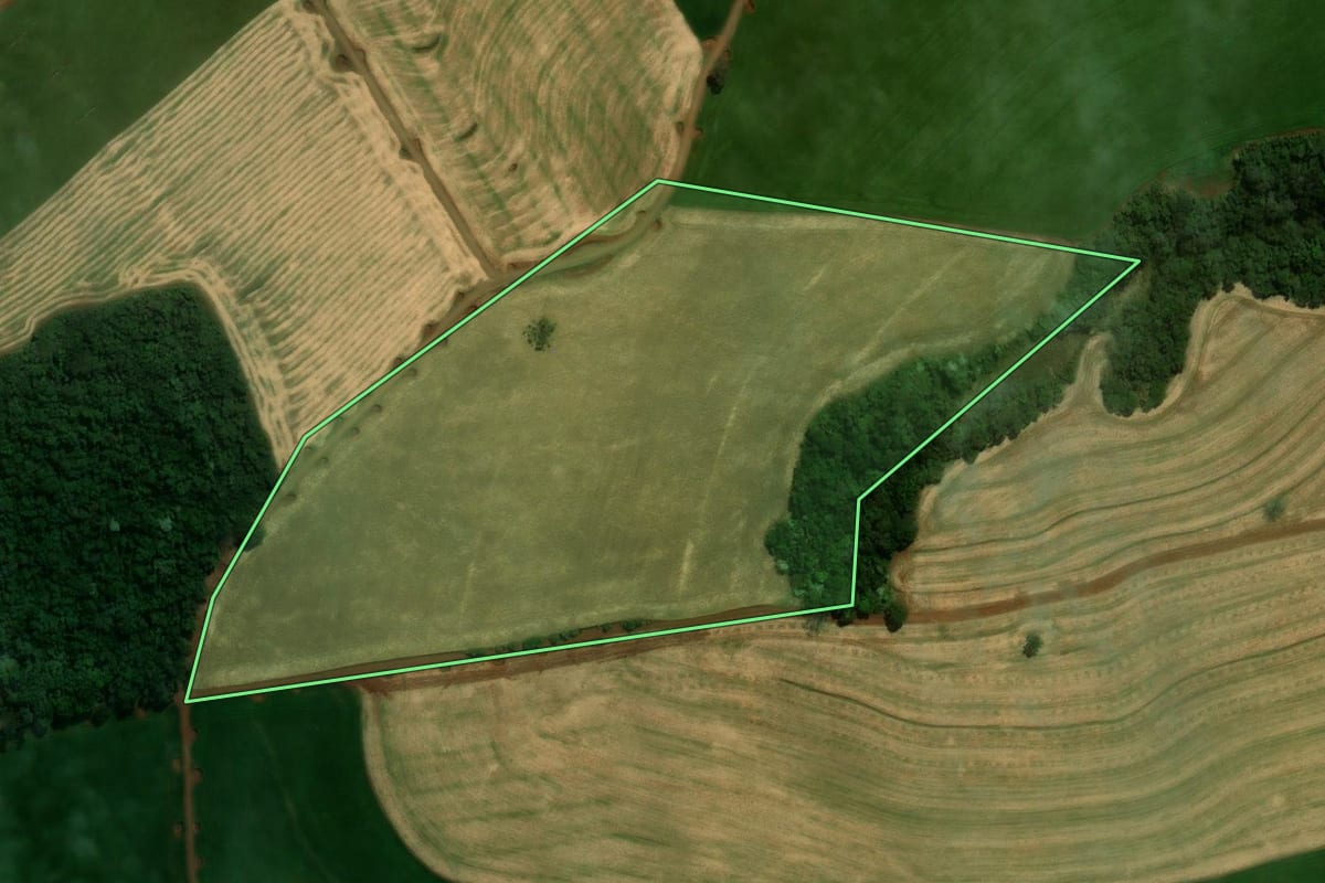 Imagem de satélite do imóvel rural em Ariranha do Ivaí (PR), com o contorno declarado no CAR desenhado por cima.
