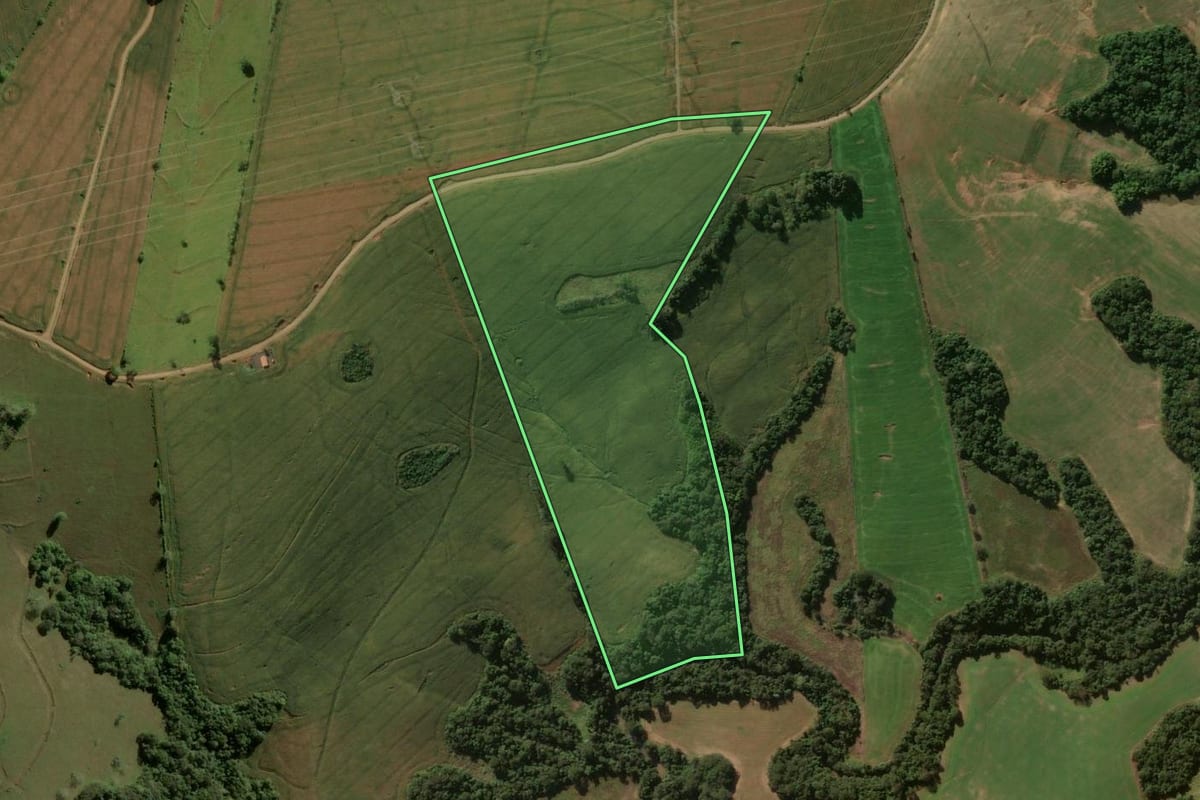 Imagem de satélite do imóvel rural em Ariranha do Ivaí (PR), com o contorno declarado no CAR desenhado por cima.