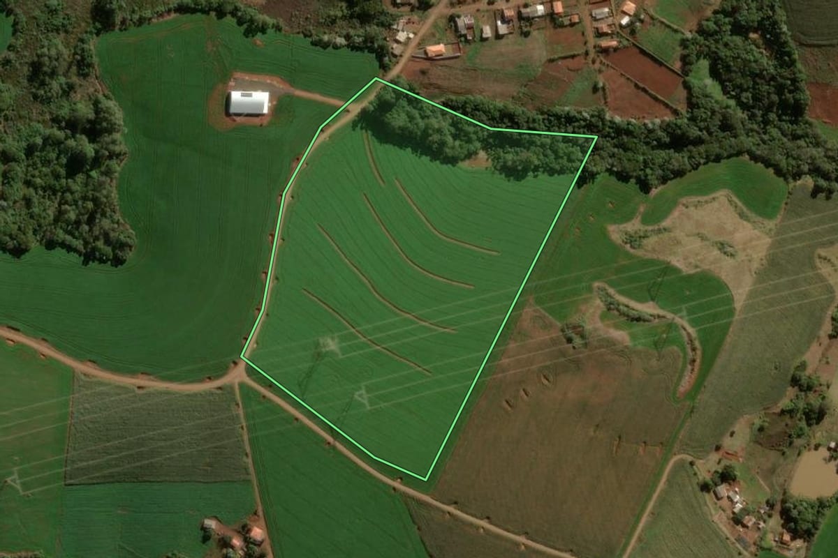 Imagem de satélite do imóvel rural em Ariranha do Ivaí (PR), com o contorno declarado no CAR desenhado por cima.