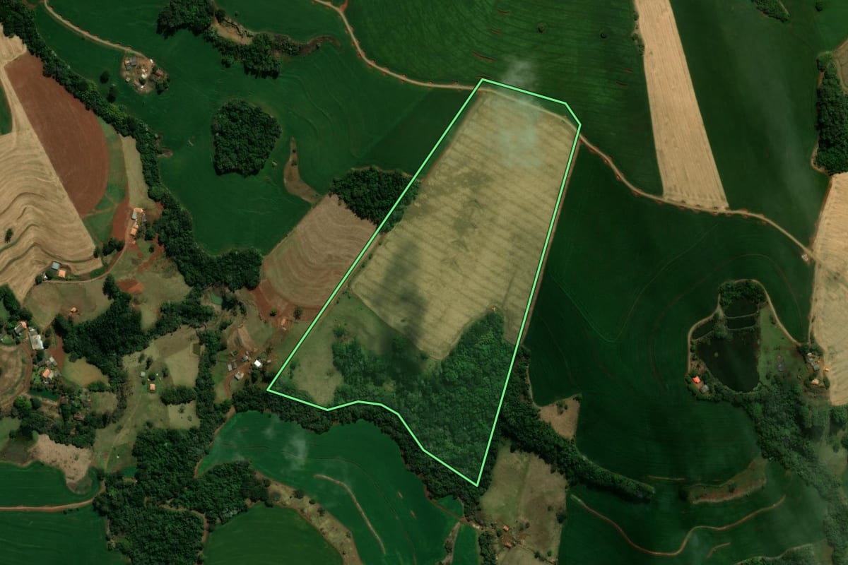 Imagem de satélite do imóvel rural em Ariranha do Ivaí (PR), com o contorno declarado no CAR desenhado por cima.