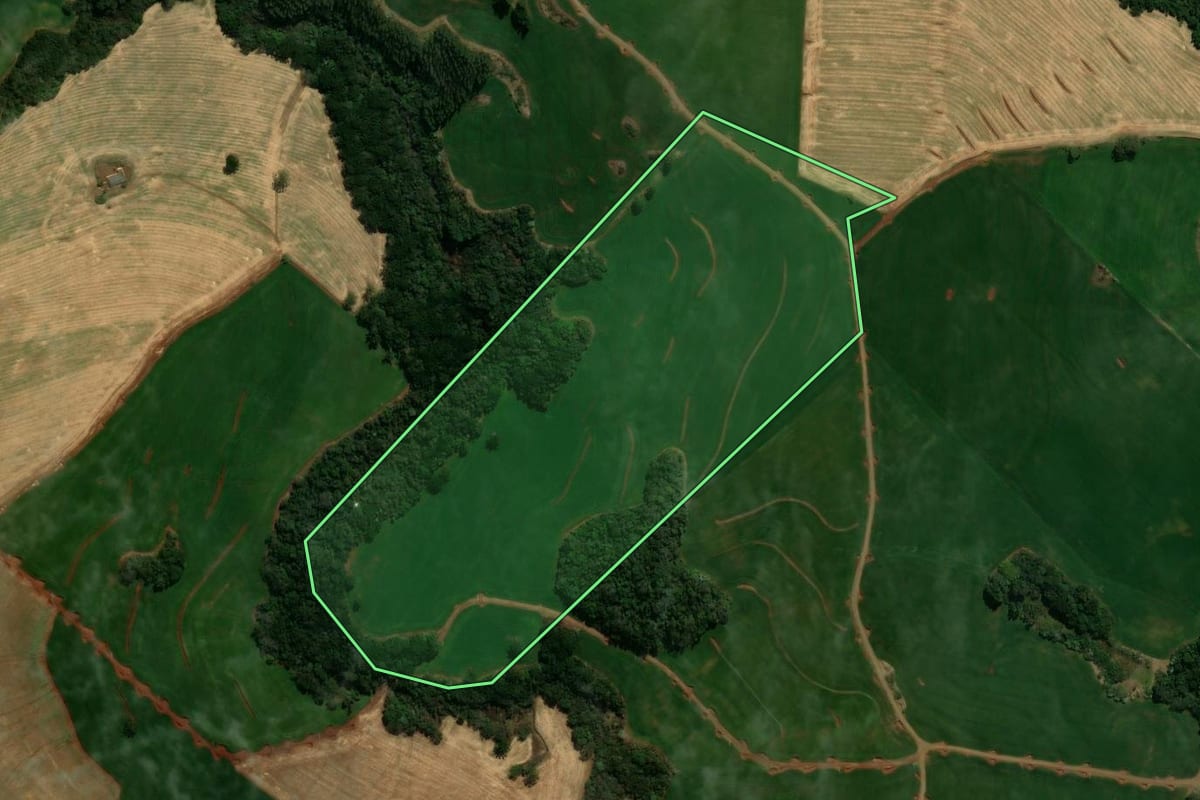 Imagem de satélite do imóvel rural em Ariranha do Ivaí (PR), com o contorno declarado no CAR desenhado por cima.