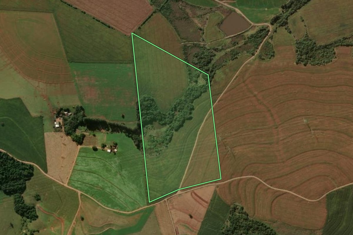 Imagem de satélite do imóvel rural em Ariranha do Ivaí (PR), com o contorno declarado no CAR desenhado por cima.