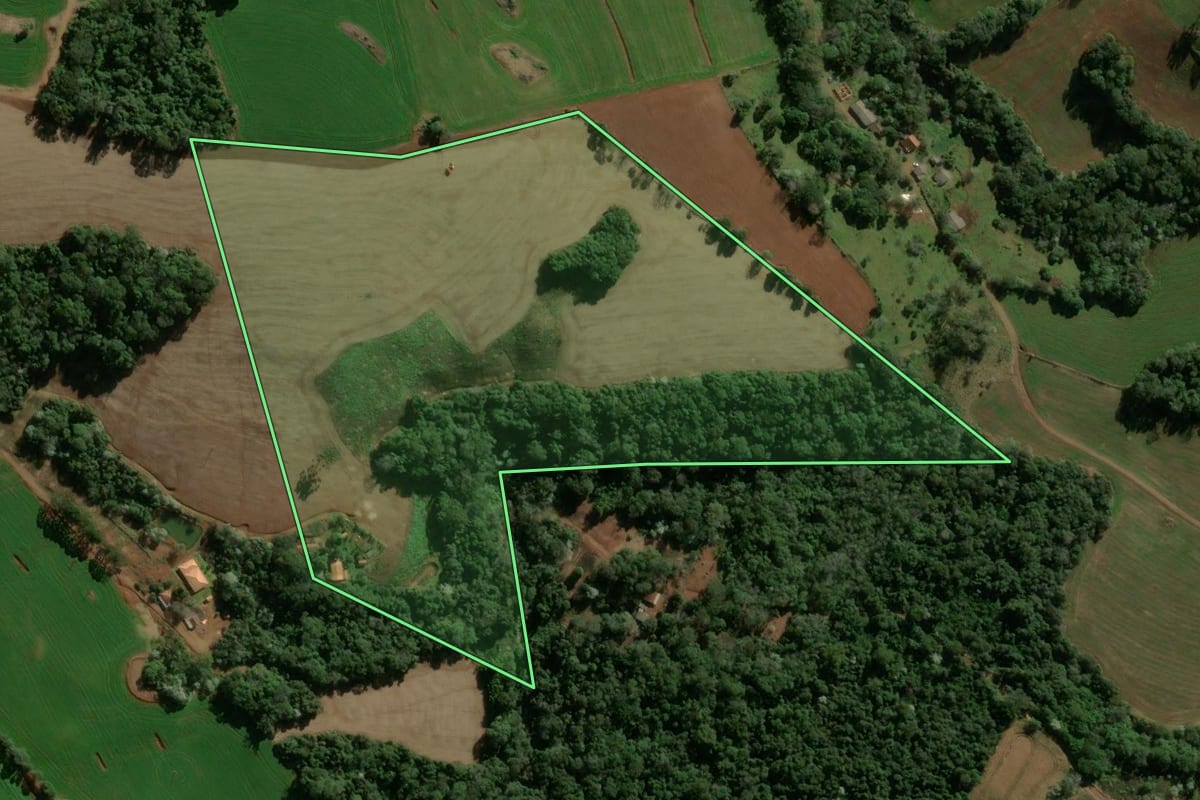 Imagem de satélite do imóvel rural em Ariranha do Ivaí (PR), com o contorno declarado no CAR desenhado por cima.