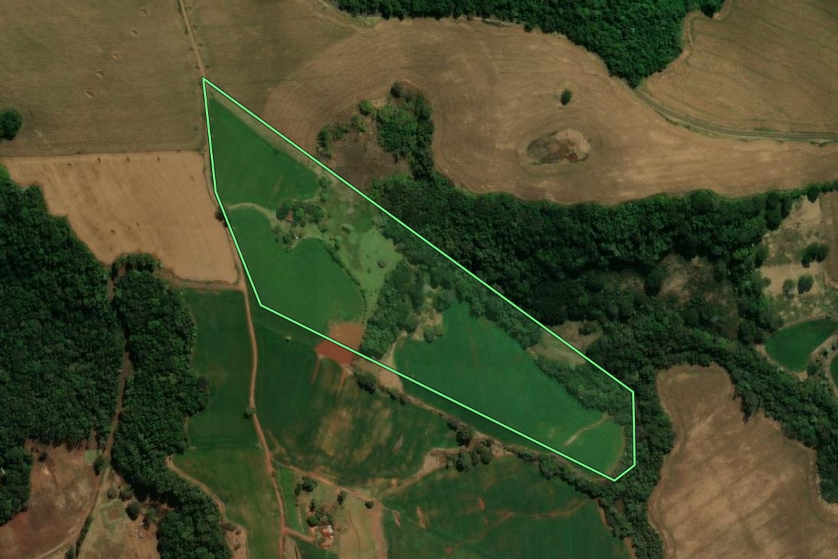 Imagem de satélite do imóvel rural em Ariranha do Ivaí (PR), com o contorno declarado no CAR desenhado por cima.
