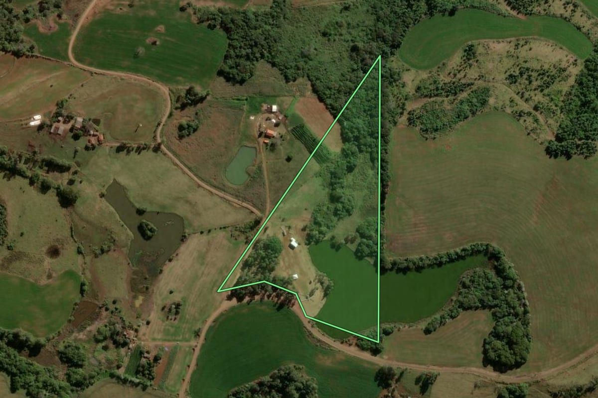 Imagem de satélite do imóvel rural em Ariranha do Ivaí (PR), com o contorno declarado no CAR desenhado por cima.