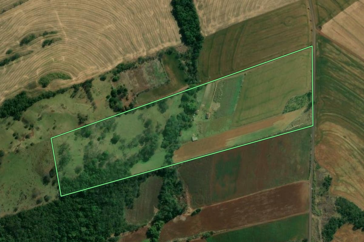 Imagem de satélite do imóvel rural em Assaí (PR), com o contorno declarado no CAR desenhado por cima.